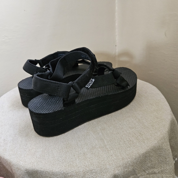 Teva Flatform Universal Sandal Size 9. - Picture 4 of 9